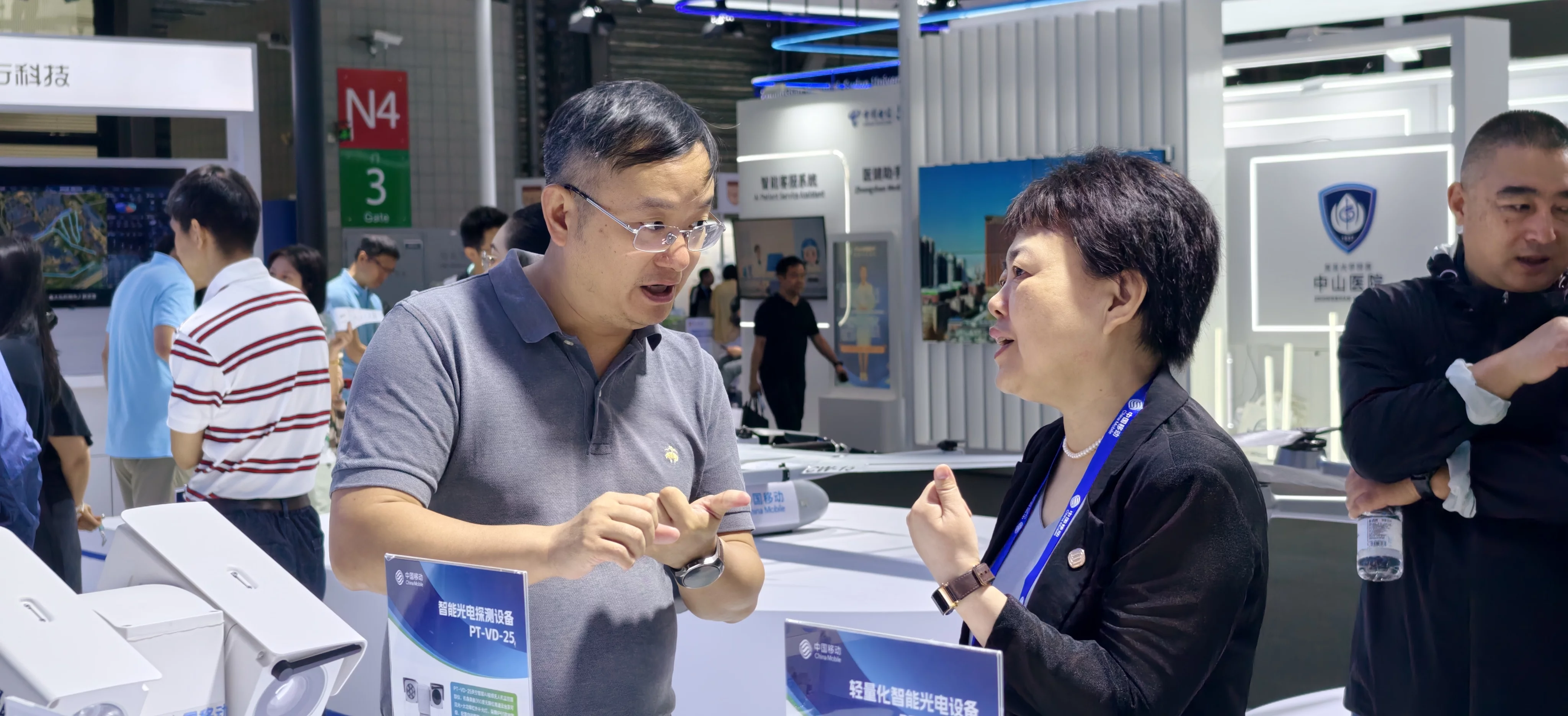 普数易联技术团队在MWC上海展会现场交流